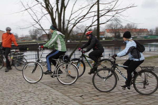 Omijaj rowerzystę o metr