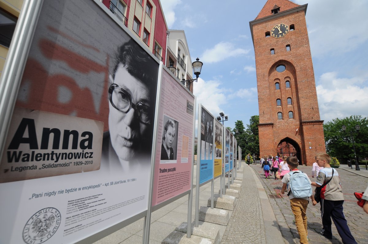 Anna Walentynowicz przed Bramą Targową