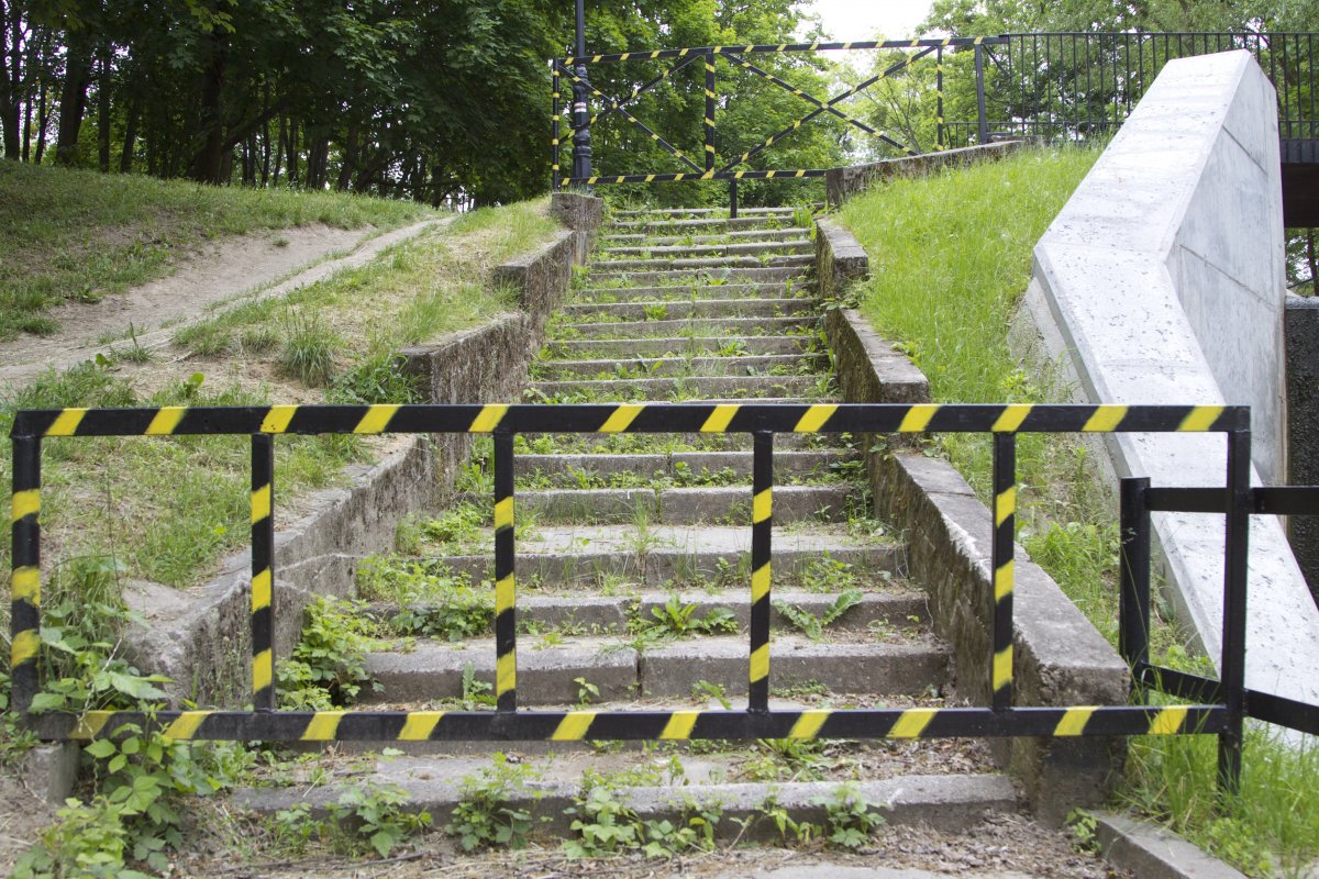 Park Dolinka. Schody do remontu, amfiteatr niszczeje nadal