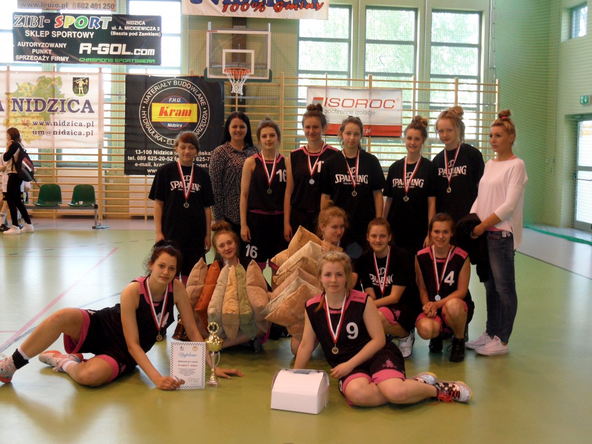 Koszykarki Gimnazjum nr 4 srebrnymi medalistkami