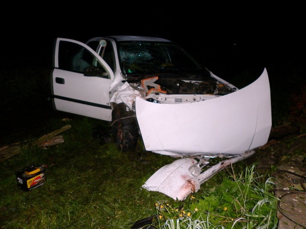 20-latek uderzył oplem w budynek. Zginął na miejscu