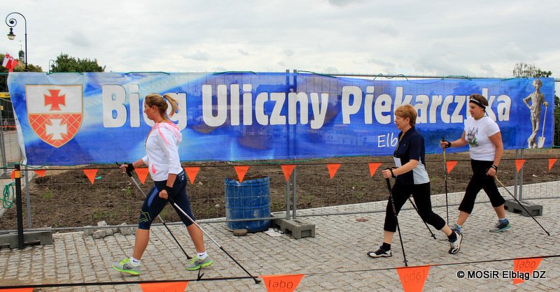 Piekarczyk pobiegnie z kijkami