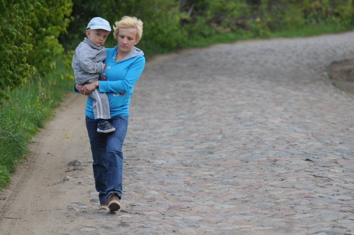 13 km dźwiga chorego syna na rehabilitację