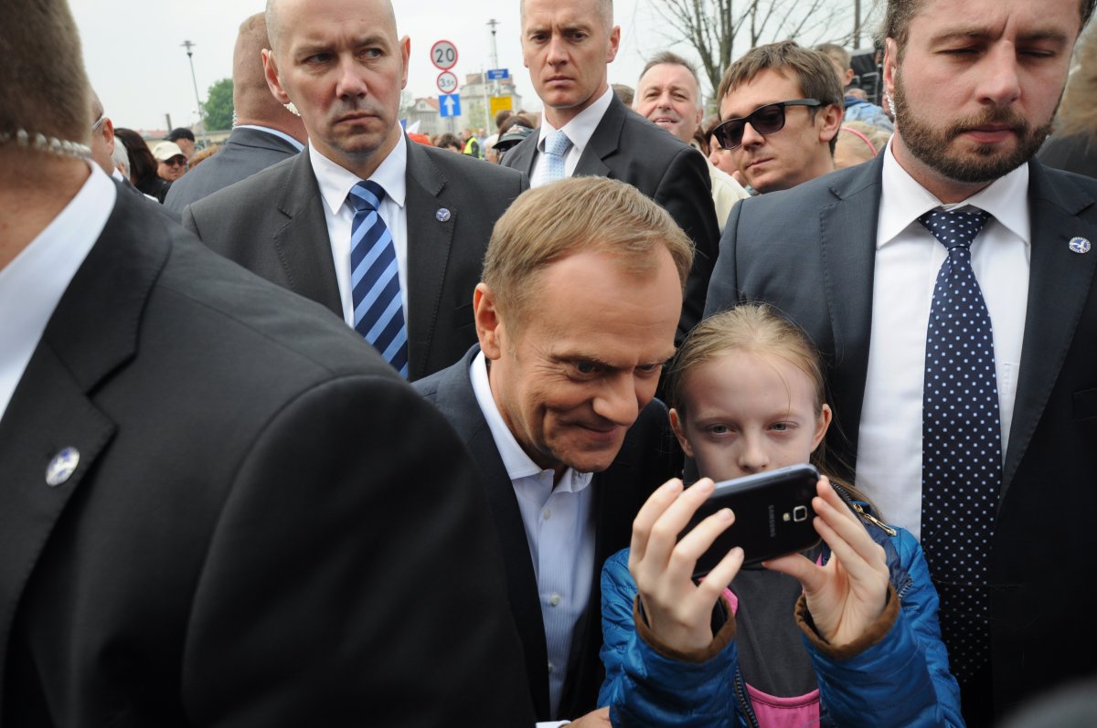 Donald Tusk w Elblągu. Autografy, słit focie i bolączki