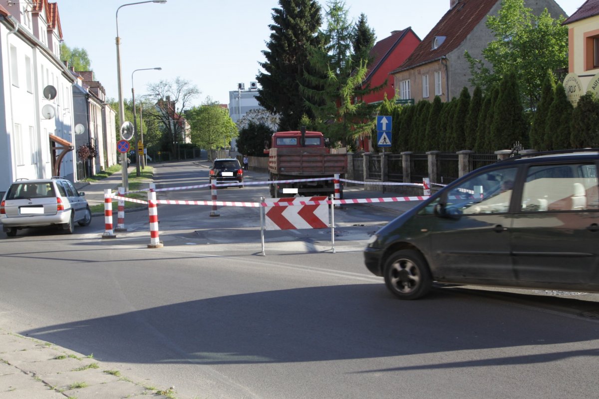 Pęknięty asfalt, zalana ulica. Awaria wodociągu na Orzeszkowej