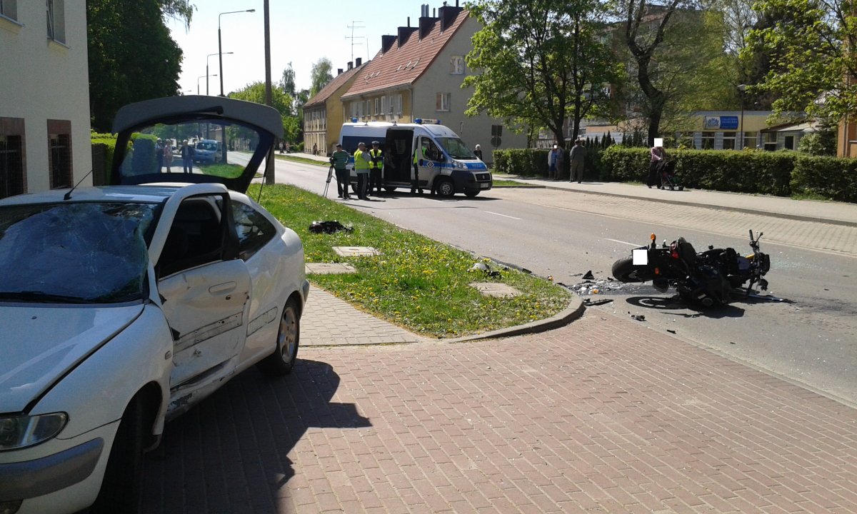 Poważny wypadek na Wiejskiej. Motocyklista uderzył w citroena