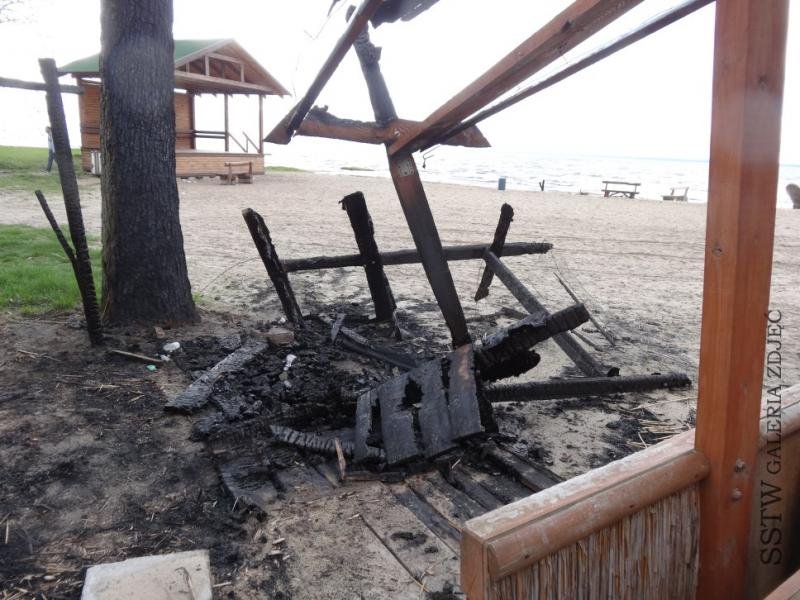 Krajobraz po imprezie na plaży w Suchaczu