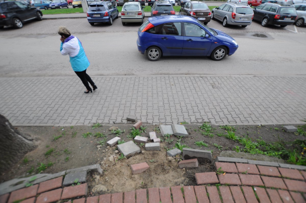 Chodnik osuwa się wraz z nasypem  