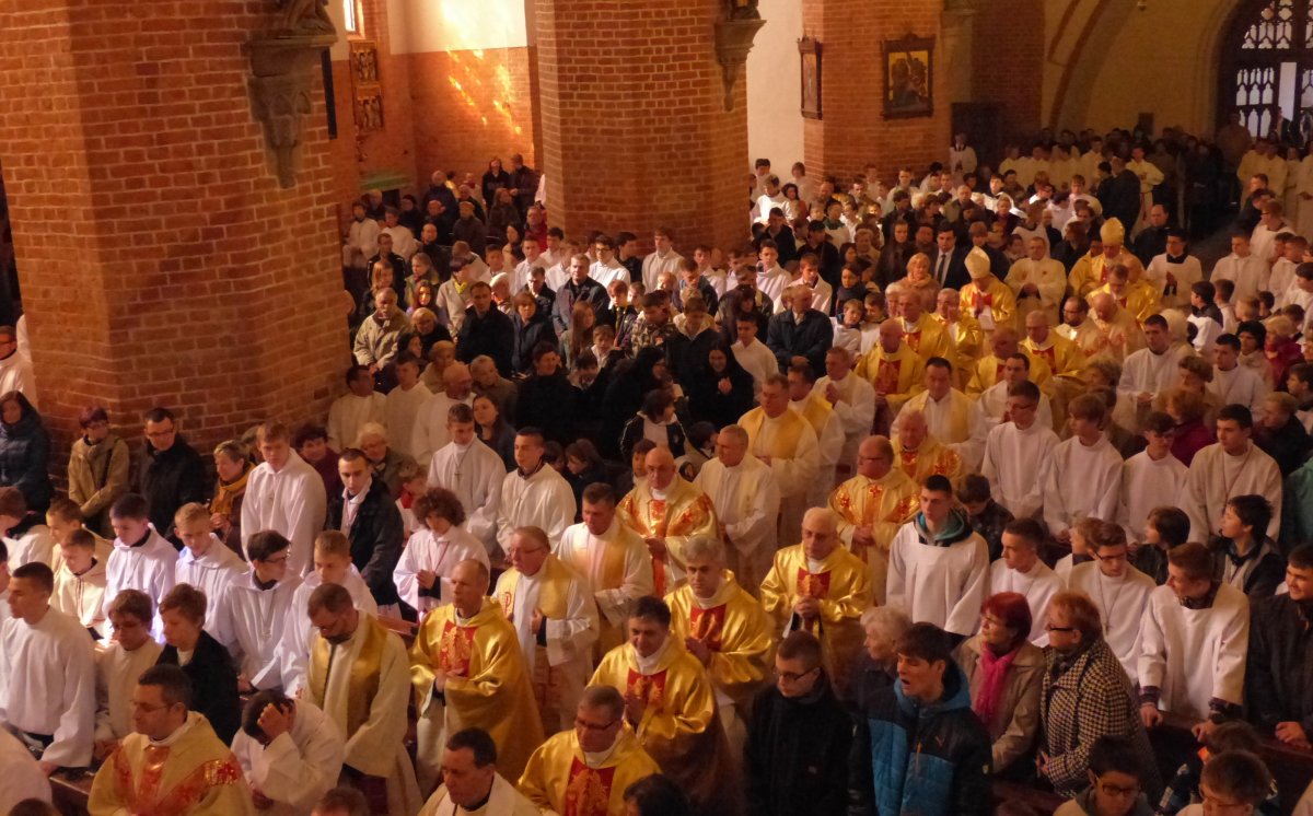 Dziś Wielki Czwartek. Kilkuset kapłanów na mszy krzyżma