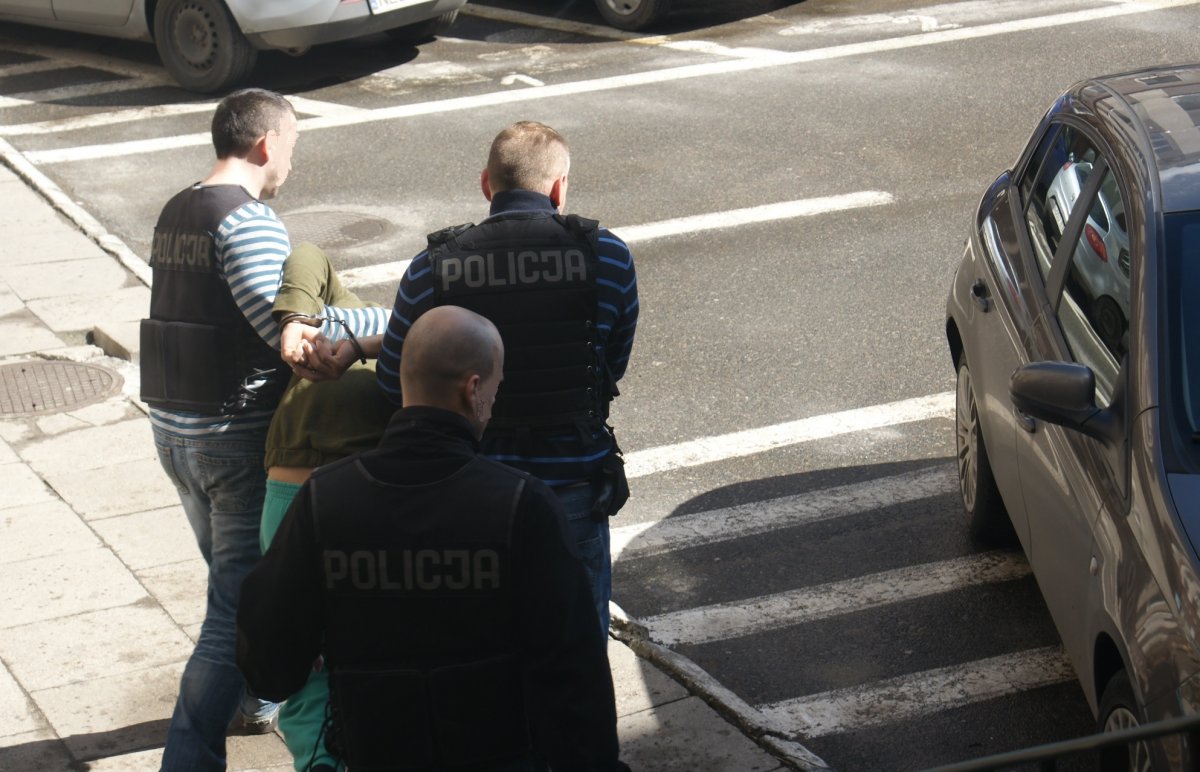Skrępowali stróża sznurkiem. Ukradli narzędzia i samochód 