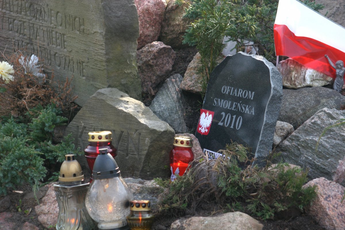 Przed krzyżem i z zaproszeniem dla szkół. Rocznica katastrofy