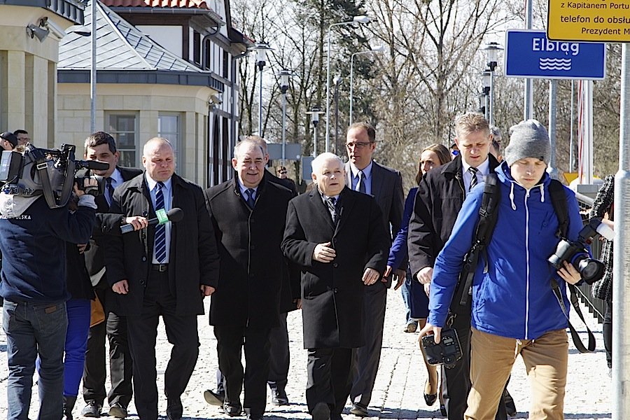 Jarosław Kaczyński w Elblągu. Z krótkim przemówieniem nad rzeką