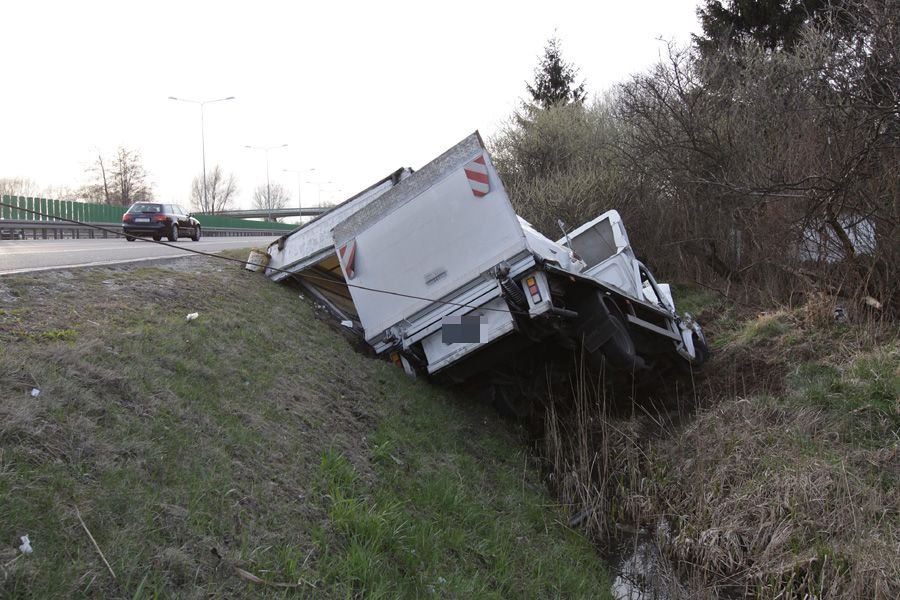 Na obwodnicy Elbląga dostawczak uderzył w ciężarówkę