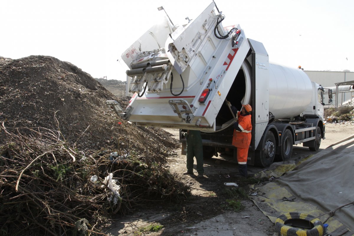 MPO testuje nową biośmieciarkę   . Zabiera 13 ton odpadów