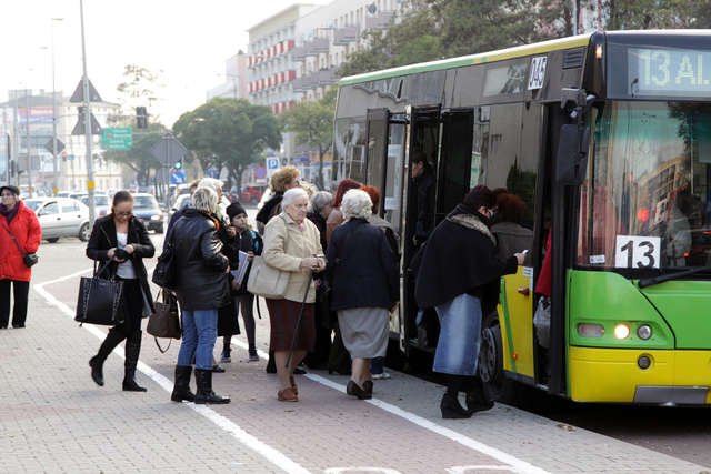 Autobus przedstawi  się na przystanku i powie dokąd jedzie