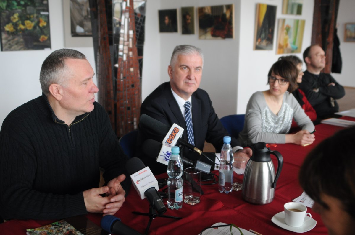  Z dala od ludzkich oczu popadają w ruinę  