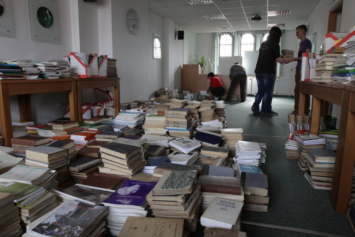 Biblioteka schnie, a pracownicy liczą straty