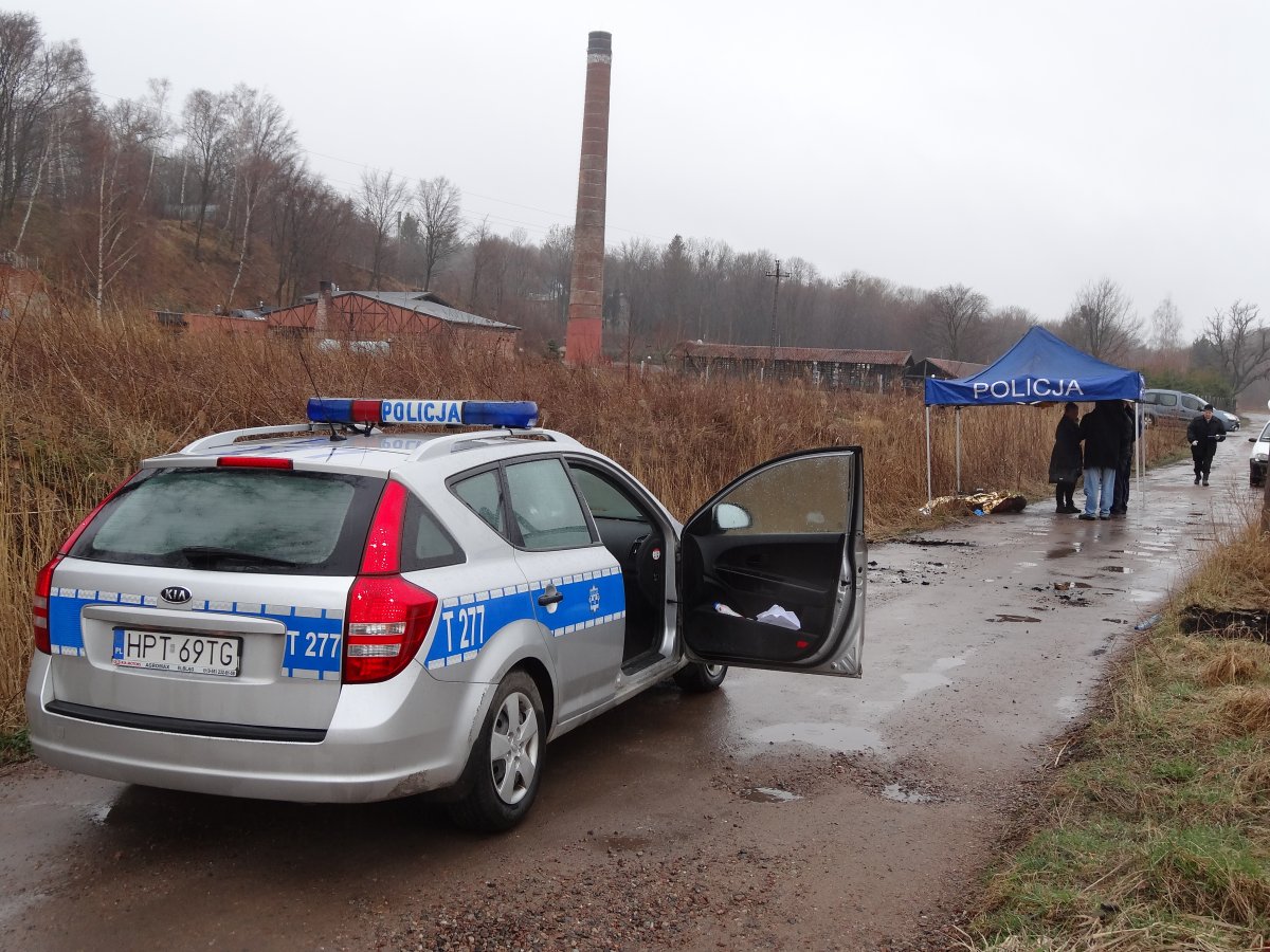 Makabryczne odkrycie. Nadpalone ciało mężczyzny przy drodze