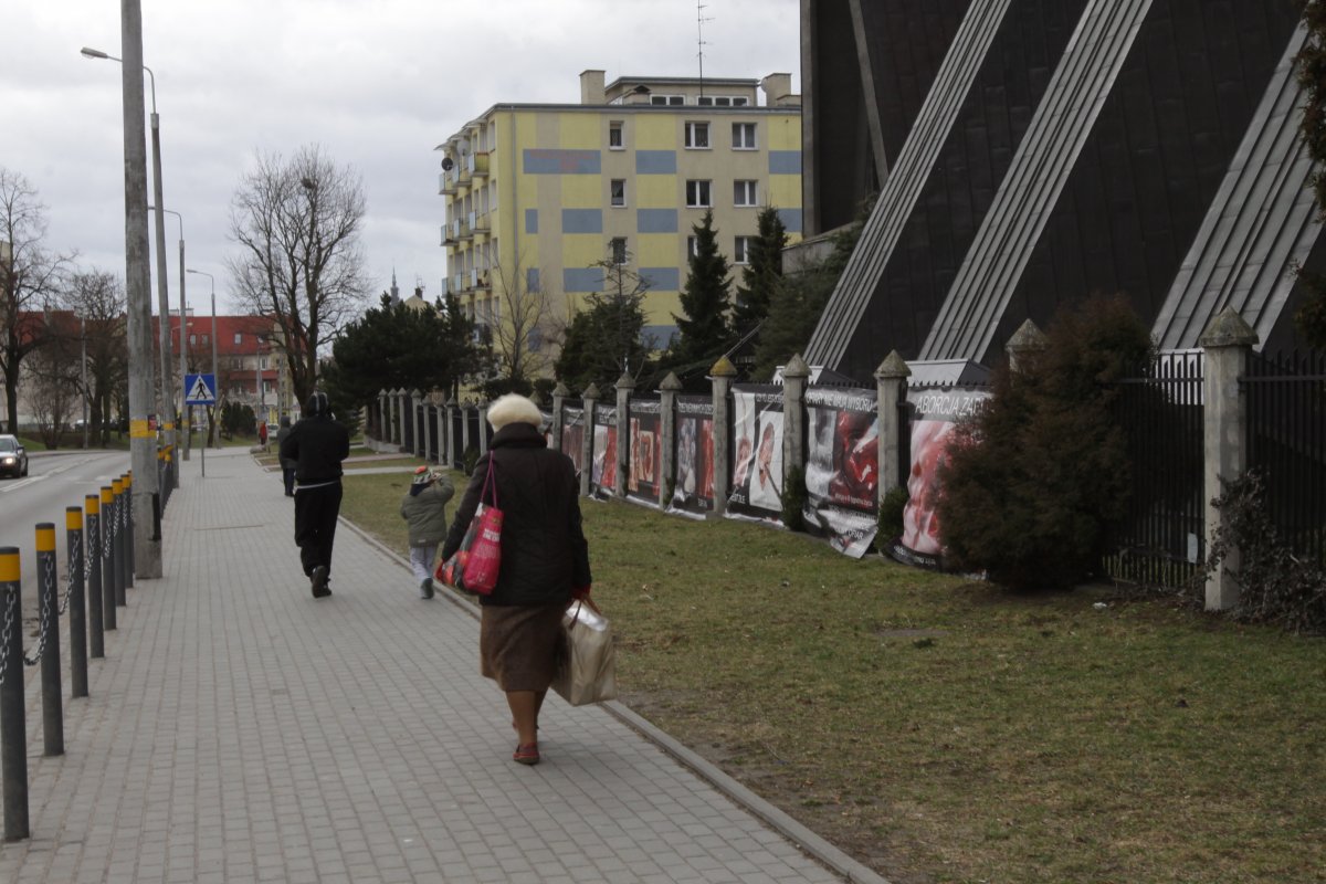 Elblążanie zszokowani wystawą na kościelnym płocie