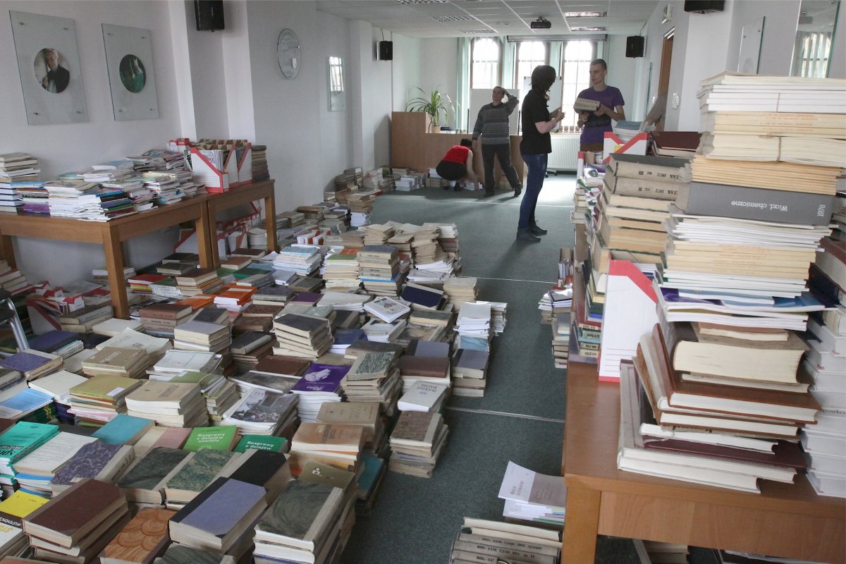 Biblioteka zalana. Woda po kostki i wodospad z windy