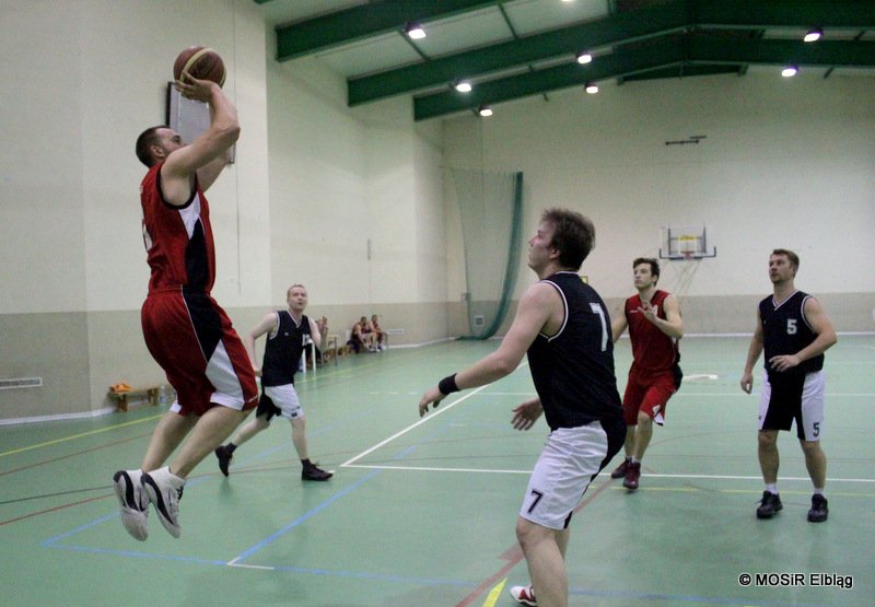 W lidze koszykówki Official Team dogonił lidera 