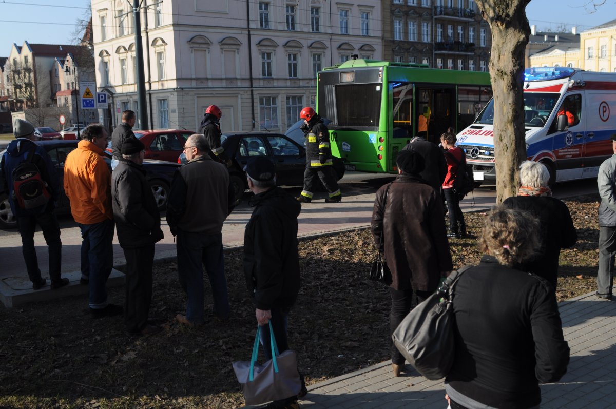 Wypadek na Pocztowej z udziałem autobusu nr 6