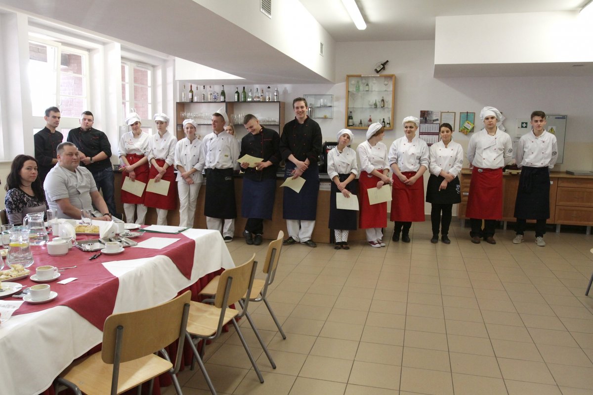 Mistrz szkolnej patelni. Okoń podbił podniebienia jury  