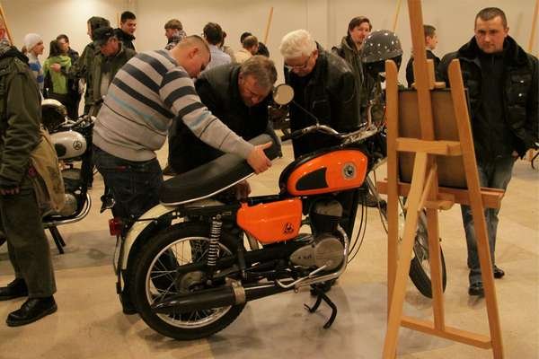 Stare motocykle w Ratuszu Staromiejskim