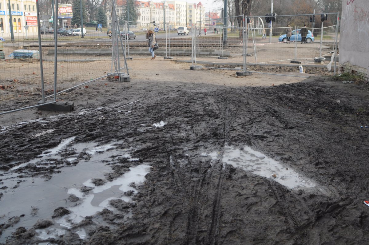 Błoto daje się we znaki mieszkańcom z remontowanych ulic
