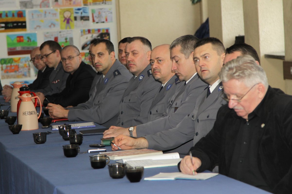 Policjanci mają przenieść się do koszar  