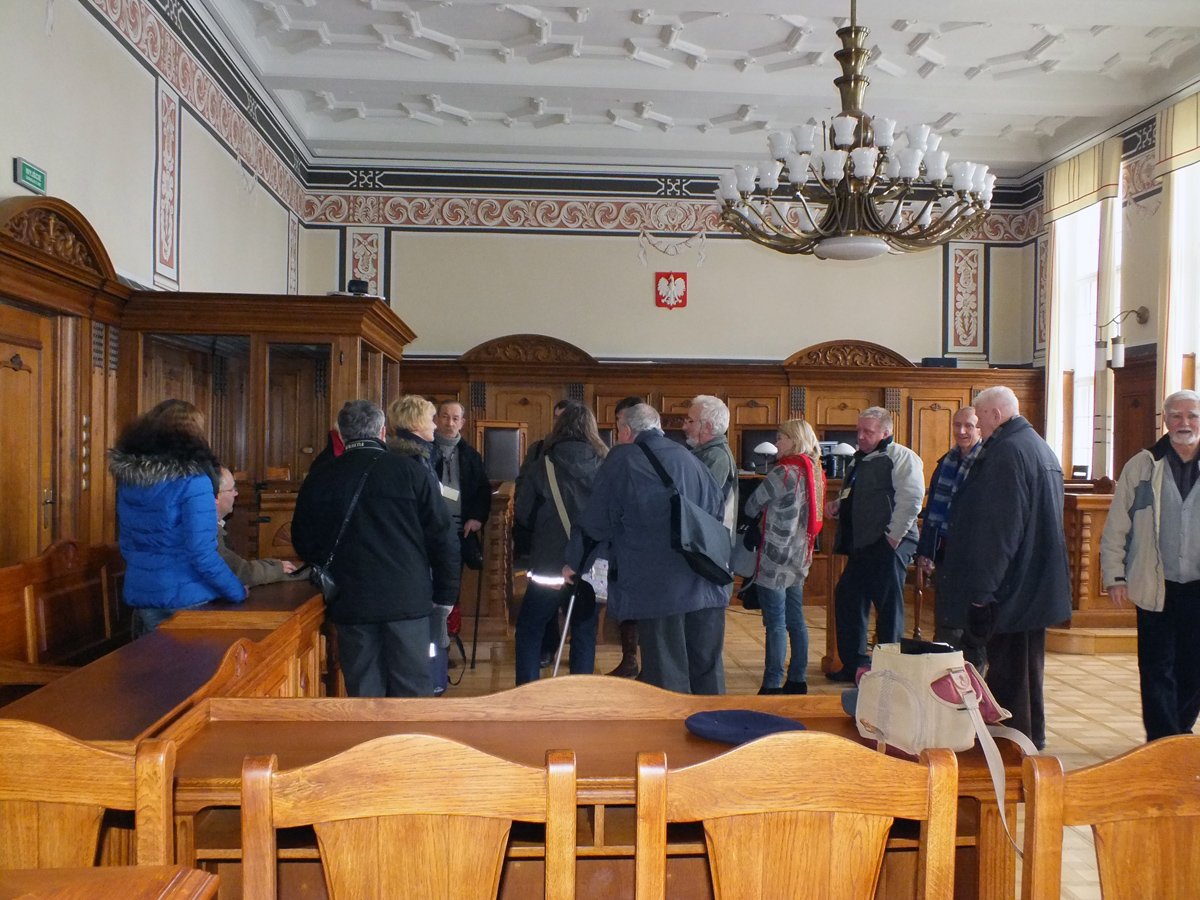Przewodnicy poznawali budynek elbląskiego sądu