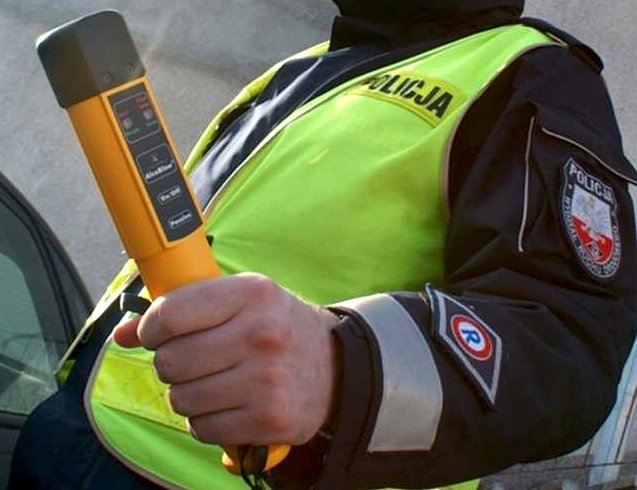 Pijany rowerzysta jechał środkiem jezdni