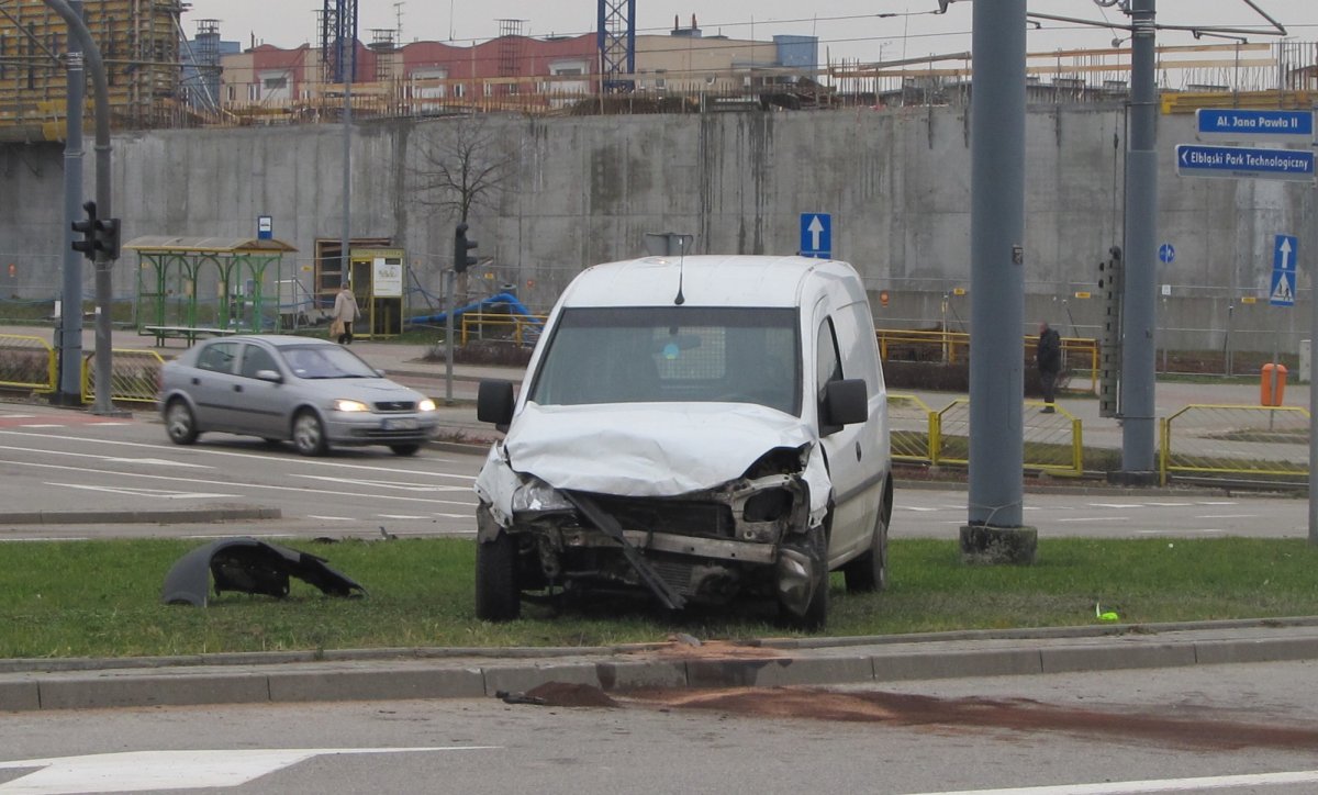 1000 zł mandatu za stłuczkę. Bez prawa jazdy, pożyczonym autem