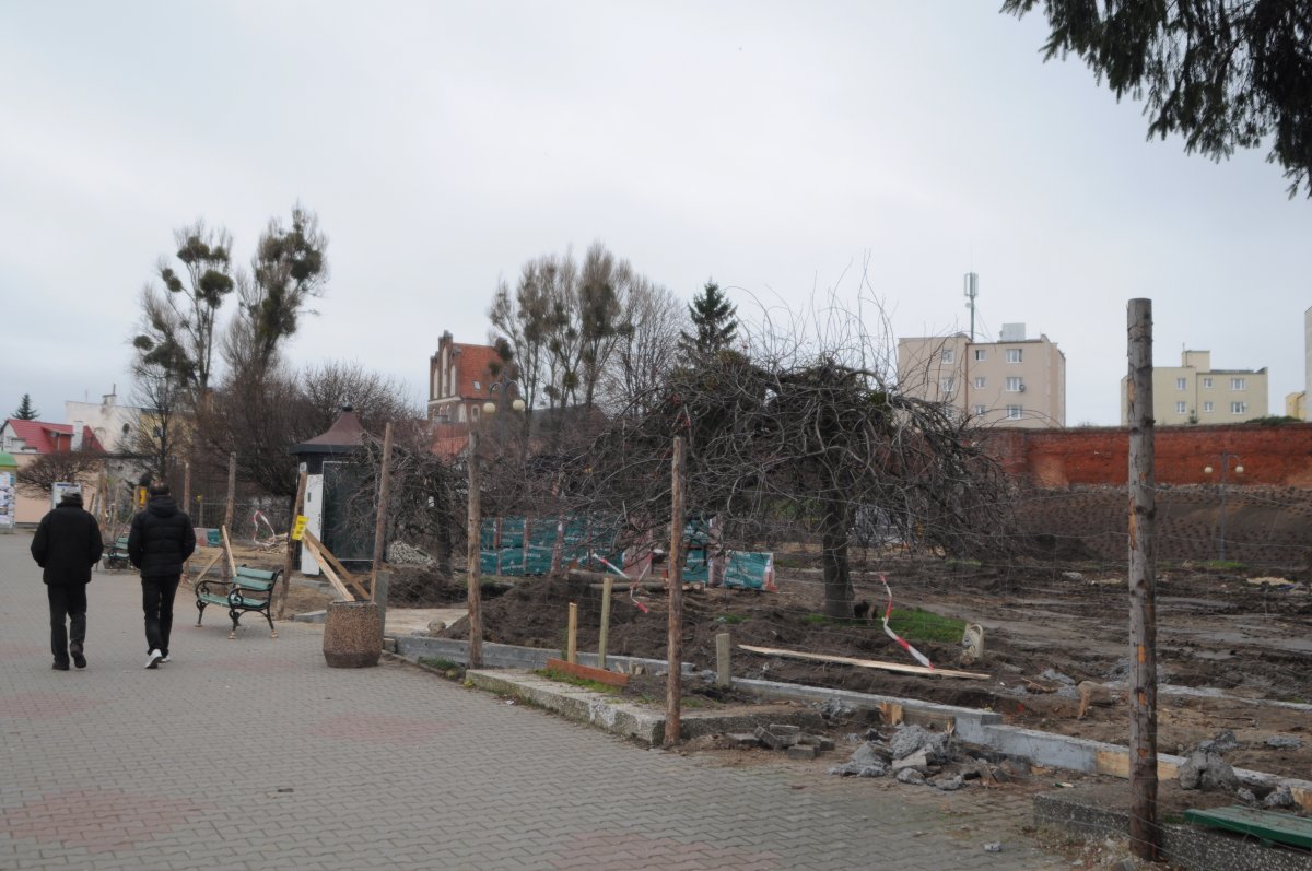 Nowa remiza, remont murów i fontanna