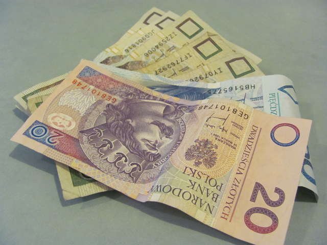 Fałszował pieniądze i kupował za nie wódkę. Grozi mu 25 lat