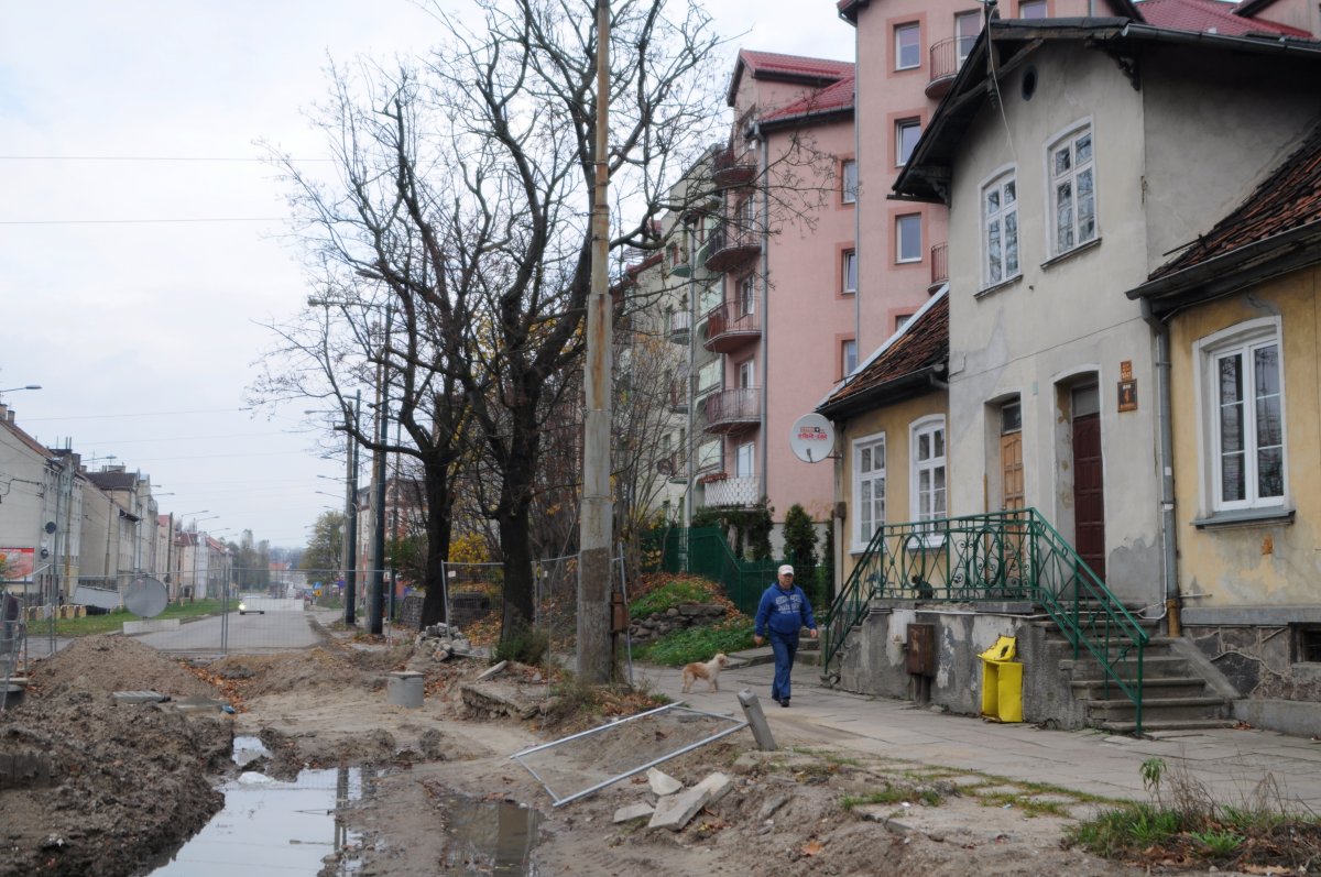 Rozkopana Browarna. Karetka do nich nie dotrze
