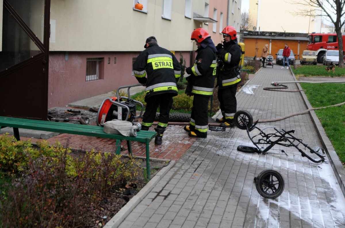 Strażacy gasili płonący na klatce schodowej wózek