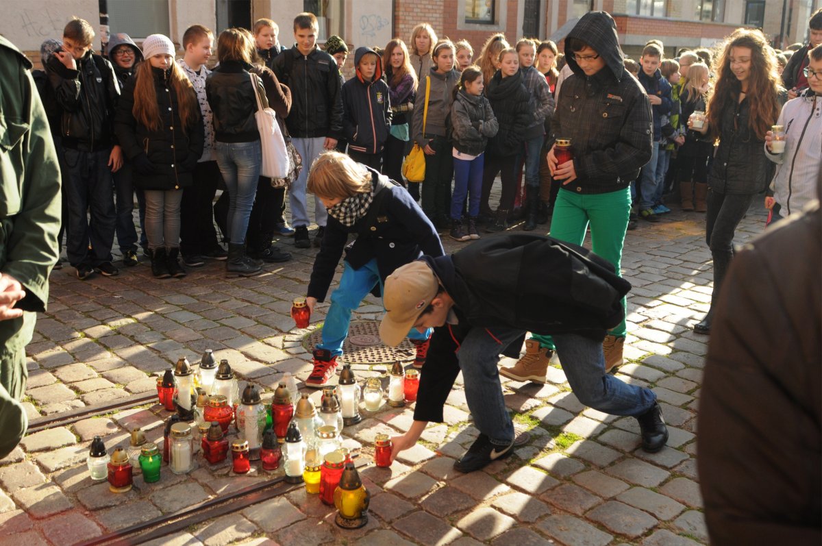 Krzyż ze zniczy zapłonął przed Bramą Targową