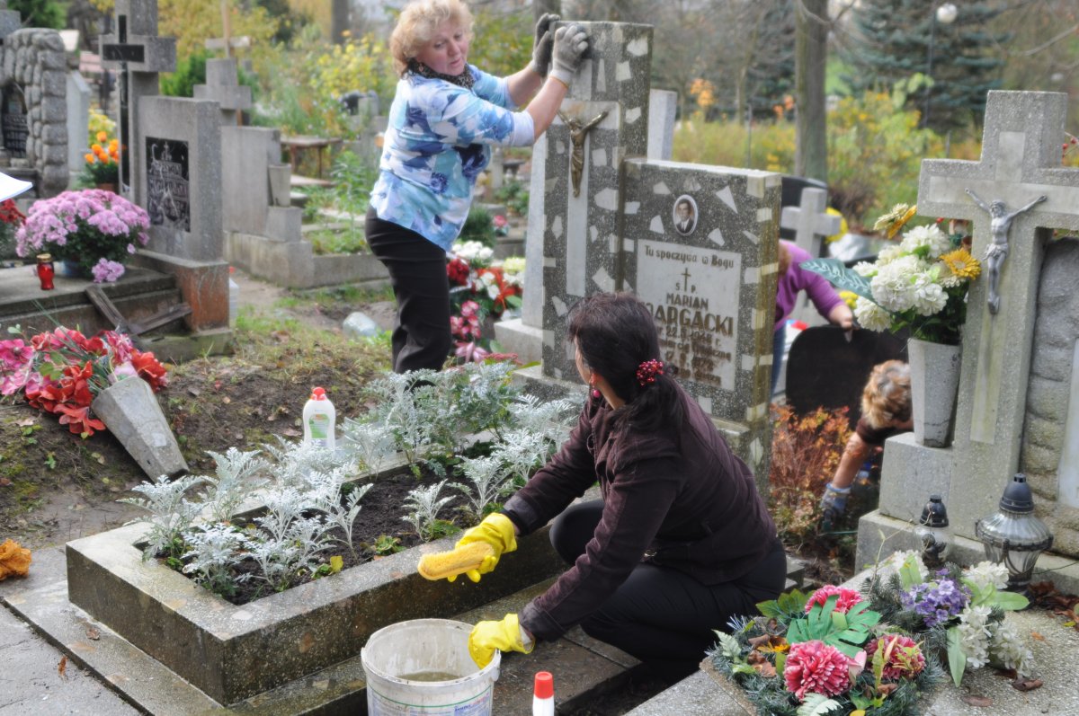 Elblążanie porządkują groby bliskich