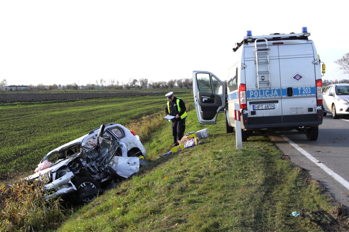 Toyota land cruiser uderzyła w ciężarówkę. Rosjanin w szpitalu
