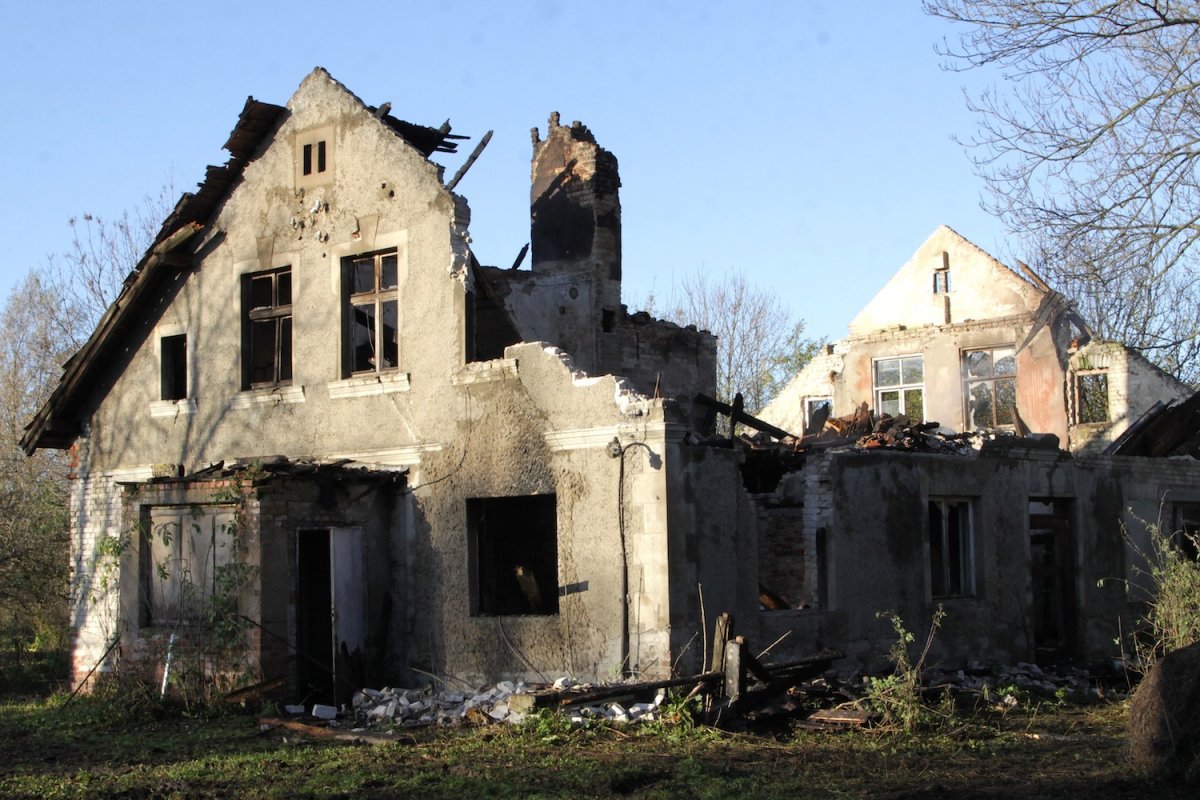Uratował życie wyskakując przez okno. Dom doszczętnie spłonął  