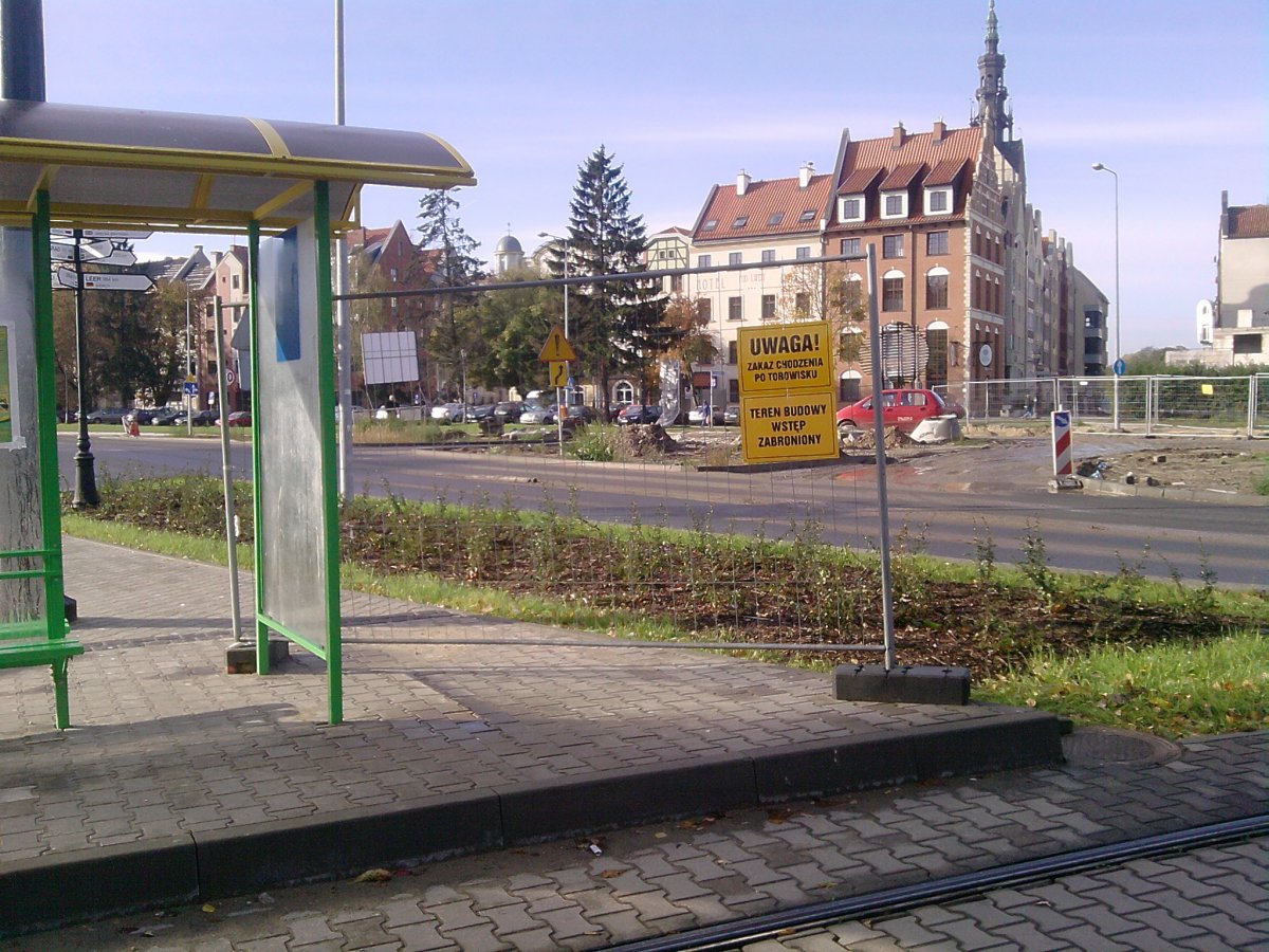 Przystanek już gotowy, a płot został