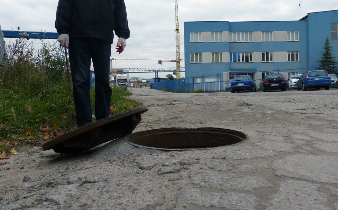 Śmierdzący spór w byłej fabryce domów