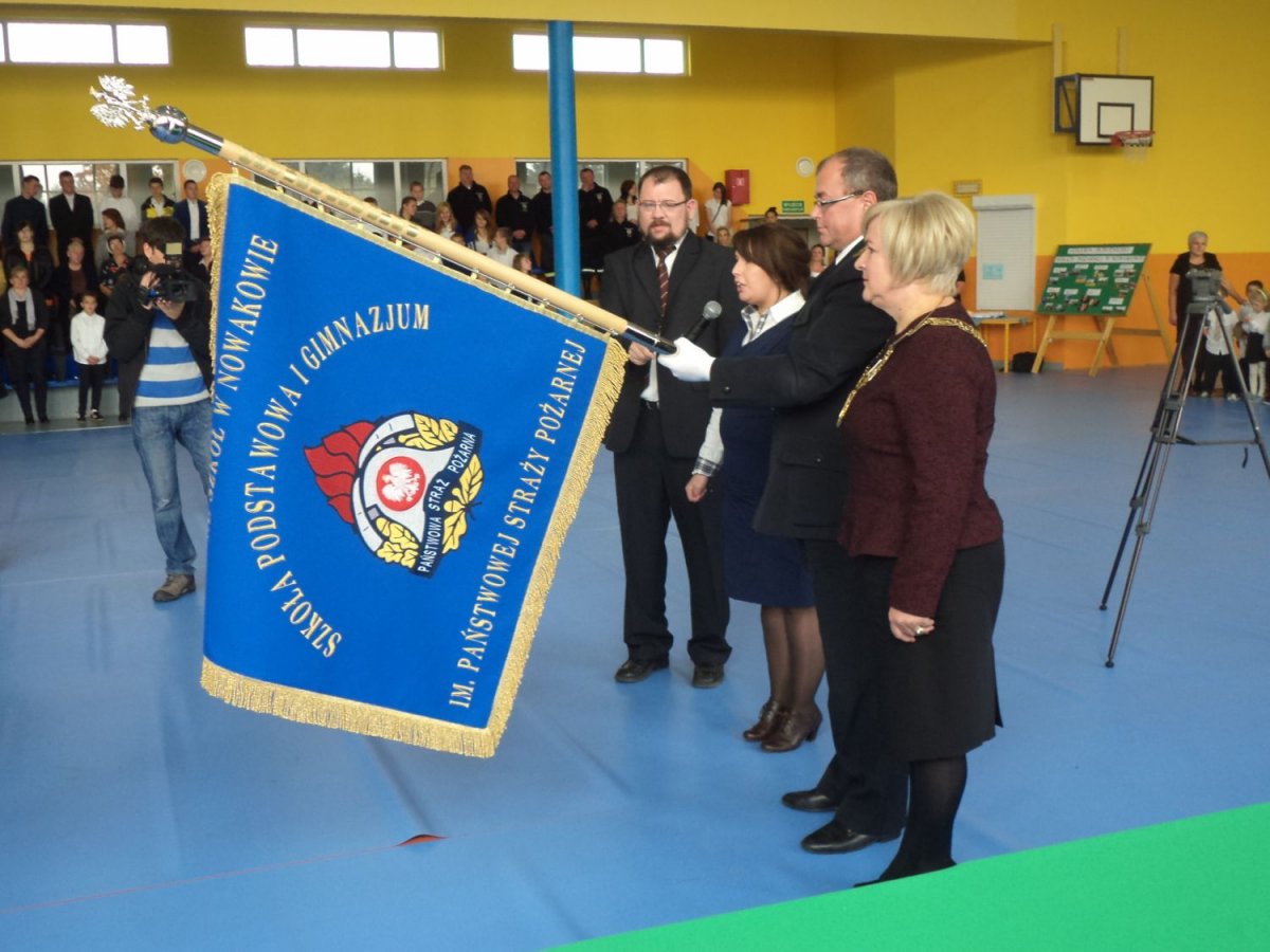Strażak to anioł współczesnego świata. Oni to wiedzą. Nowy patron szkoły w Nowakowie