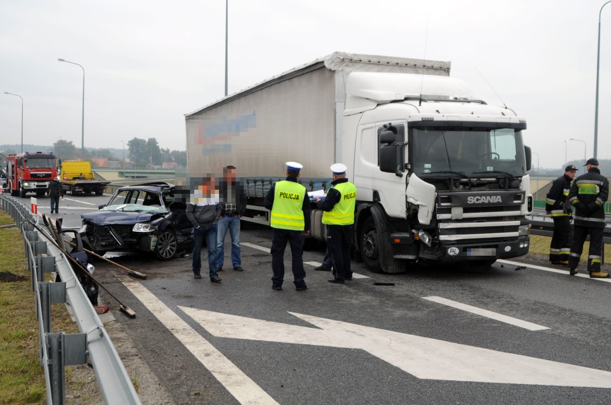 Osobówka zderzyła się z tirem na węźle Elbląg Wschód