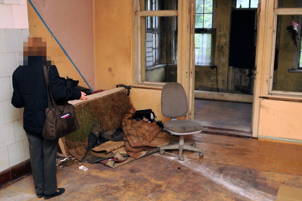 Bez prądu, gazu, na trzy pokoje jeden piec, grzyb na suficie  