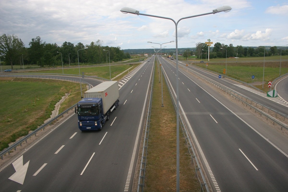 Zamknęli ekspresówkę. Spór, kto ma usunąć z drogi plamę oleju