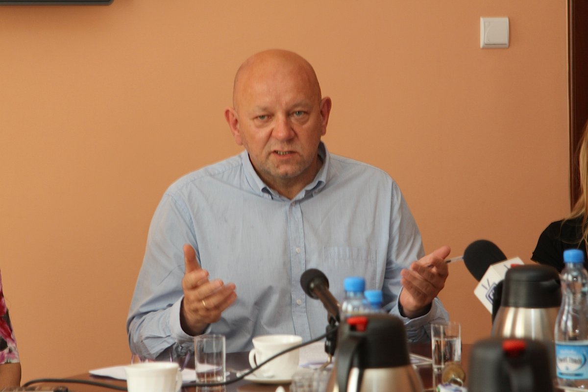 Ratusz chudszy o dwa departamenty  