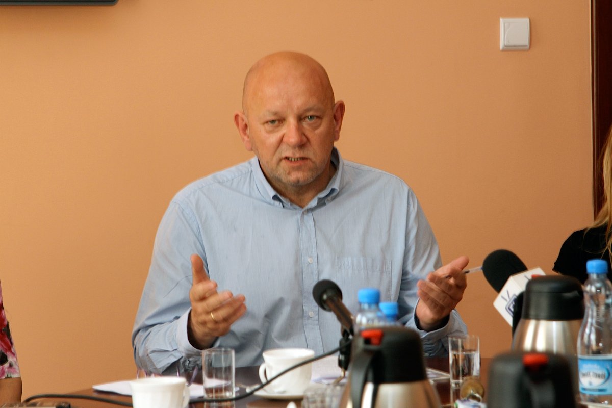 Ratusz będzie chudszy o dwa departamenty