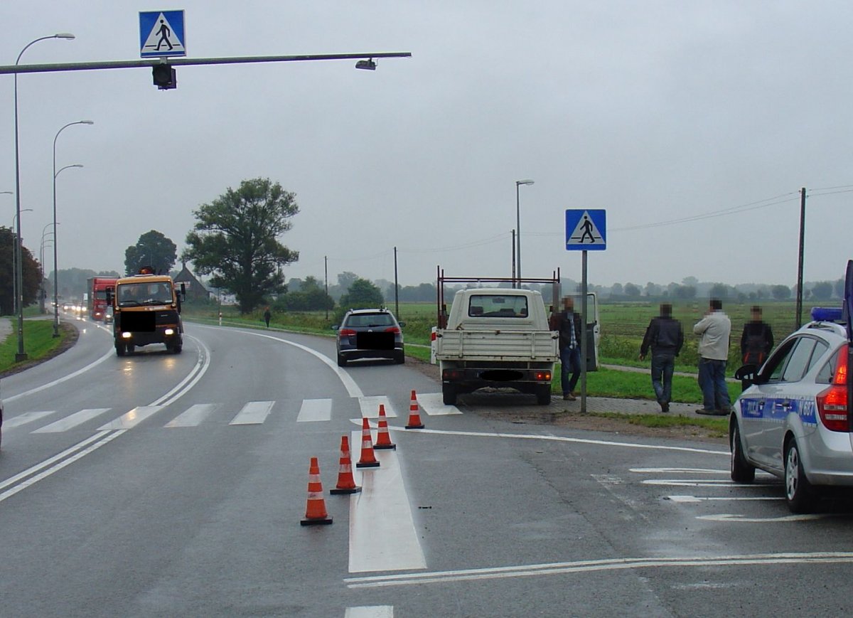 Matka z dwójką dzieci potrącona na poboczu siódemki